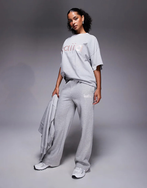  Kaiia Joggers Gris Claro Y Rosas De Pernera Ancha Con Logo Bordado De Tejido Rico En Algodón De Kaiia (parte De Un Conjunto) 