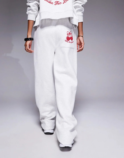  Kaiia Joggers Gris Jaspeado Y Rojos De Pernera Ancha Con Detalle De Cerezas Estampado En El Bolsillo De Tejido Rico En Algodón De Kaiia (parte De Un Conjunto) 