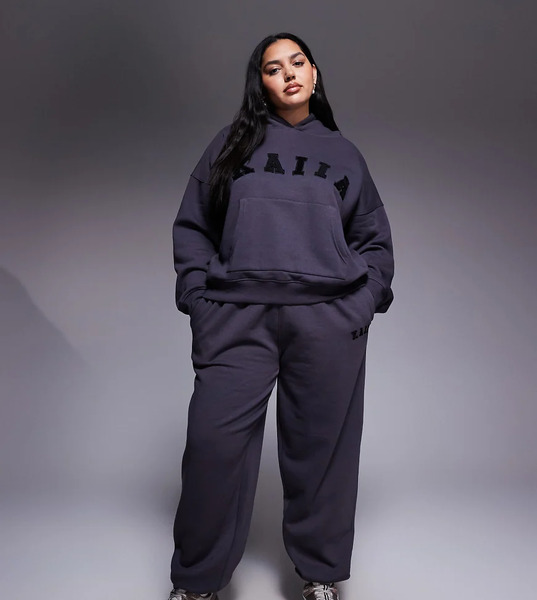  Kaiia Joggers Gris Oscuro Con Bajos Ajustados Y Logo Bordado De Mezcla De Algodón De Kaiia Plus (parte De Un Conjunto) 