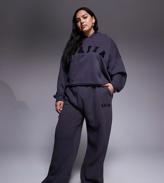  Kaiia Joggers Gris Oscuro De Pernera Ancha Con Logo Bordado De Mezcla De Algodón De Kaiia Plus (parte De Un Conjunto) 