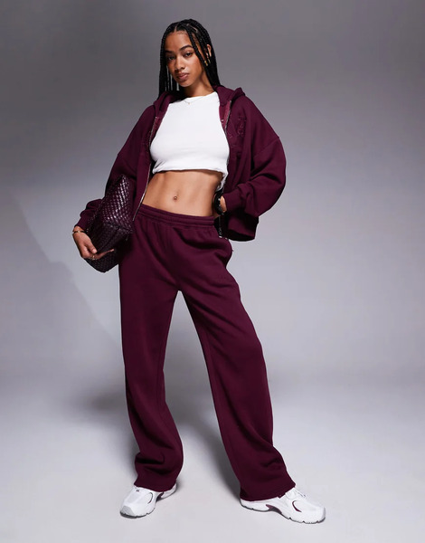  Kaiia Joggers Rojo Cereza Oscuro De Pernera Ancha Con Logo Bordado De Tejido Rico En Algodón De Kaiia (parte De Un Conjunto) 
