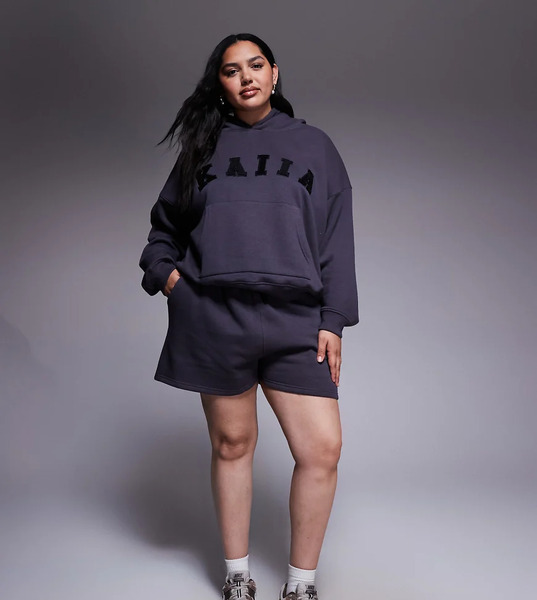  Kaiia Pantalones Cortos De Chándal Gris Oscuro Con Logo Bordado De Tejido Rico En Algodón De Kaiia Plus (parte De Un Conjunto) 