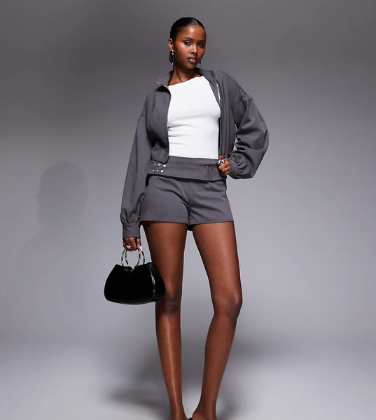  Kaiia Pantalones Muy Cortos De Sastre Gris Carbón Con Detalle De Cinturón Con Tachuelas Exclusivos De Kaiia (parte De Un Conjunto) 