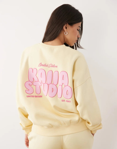  Kaiia Sudadera Amarillo Limón Y Rosa Extragrande Con Estampado Gráfico Del Logo En La Espalda De Tejido Rico En Algodón De Kaiia (parte De Un Conjunto) 