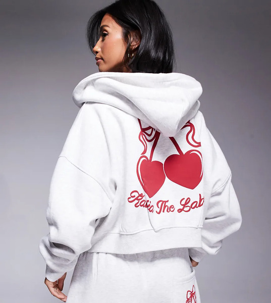  Kaiia Sudadera Corta Gris Jaspeado Y Roja Con Capucha, Cremallera Y Estampado De Cerezas En La Espalda De Tejido Rico En Algodón De Kaiia Studio Petite (parte De Un Conjunto) 