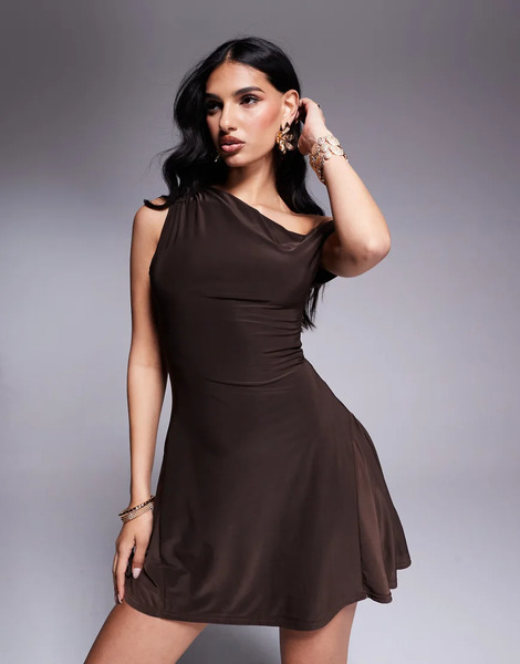  Kaiia Vestido Corto Marrón Chocolate Ceñido Y Drapeado De Corte Skater Con Diseño De Doble Capa, Hombro Caído Y Cintura Entallada Exclusivo De Kaiia 