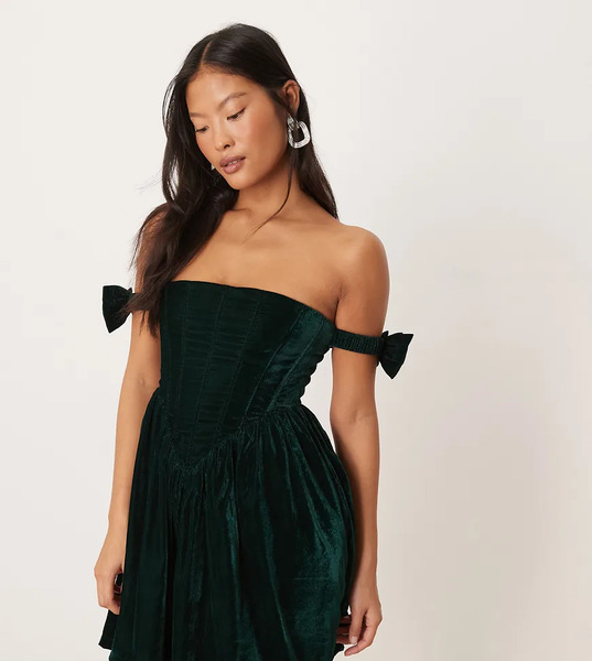  Lace & Beads Petite Vestido Corto Verde Esmeralda Con Detalle De Corsé Y Detalle De Lazos En Los Brazos De Terciopelo De Lace & Beads Petite 