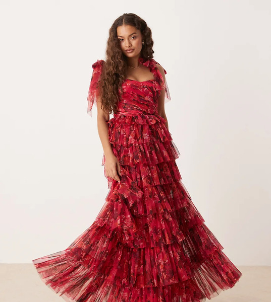  Lace & Beads Petite Vestido Largo Rosa Y Rojo Escalonado Con Estampado De Rosas Y Tirantes En Los Hombros De Tul De Lace & Beads Petite 