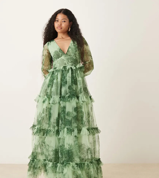  Lace & Beads Petite Vestido Largo Verde Escalonado Con Estampado Floral, Escote Pronunciado Y Mangas Transparentes De Tul De Lace And Beads Petite 