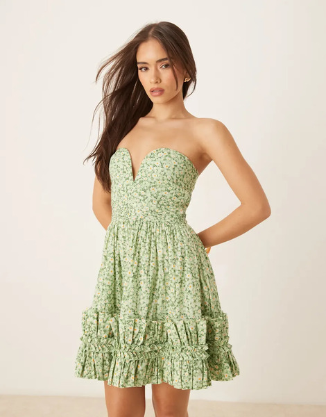  Lace & Beads Vestido Corto Verde Con Estampado De Margaritas, Escote Palabra De Honor Y Bajo De Volantes De Algodón De Lace & Beads 