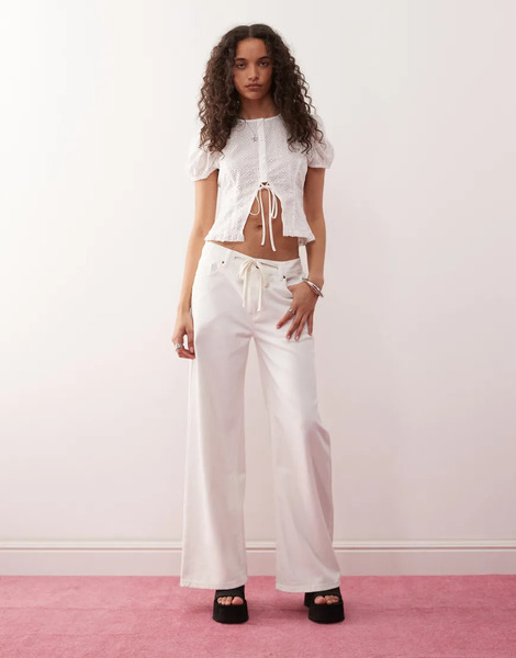  Lioness Vaqueros Blancos De Talle Bajo Y Pernera Ancha Con Detalle De Lazada De Lioness (parte De Un Conjunto) 
