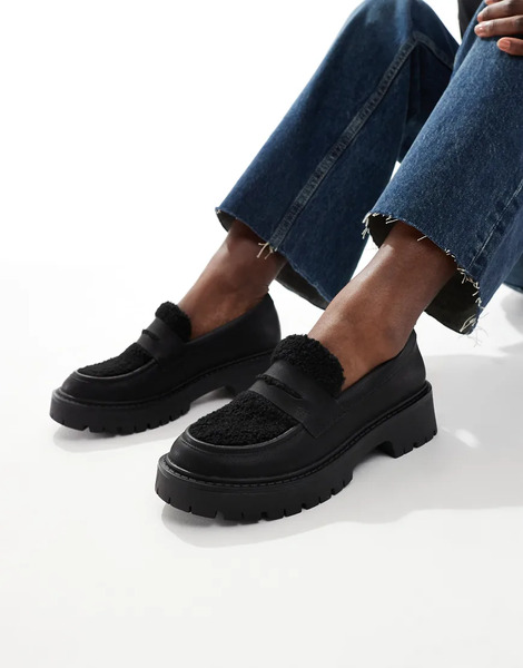 London Rebel Mocasines Negros Con Suela Gruesa Y Detalle En Contraste De Tejido Tipo Peluche Olivia De London Rebel 