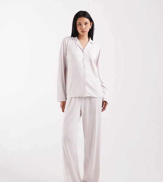  Loungeable Conjunto A Rayas Beis Y Blancas De Pantalones Y Top Con Cuello De Solapas De Punto Liso Muy Suave De Loungeable Tall-blanco 