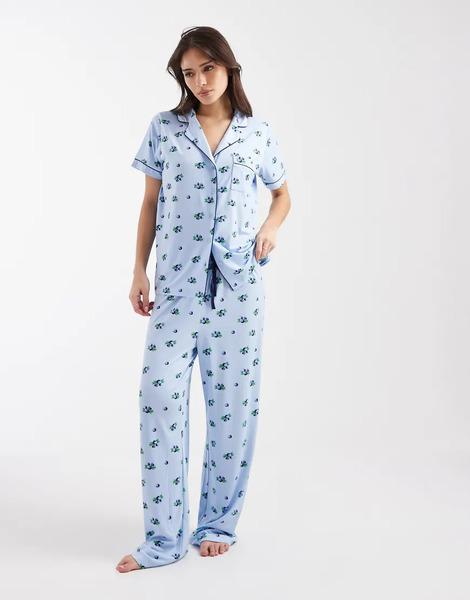  Loungeable Pijama De Pantalones De Pernera Ancha Y Top Con Cuello De Solapas Y Estampado De Arándanos De Punto Liso Muy Suave De Loungeable-multicolor 