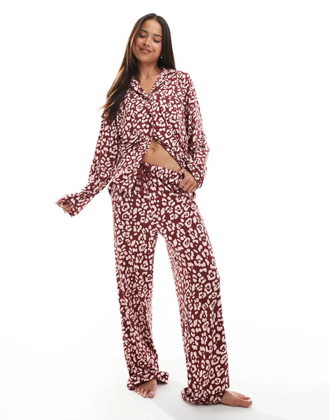  Loungeable Pijama Rojo Con Estampado De Leopardo, Detalle De Ribetes Y Cuello Con Solapas De Punto Muy Suave De Loungeable 