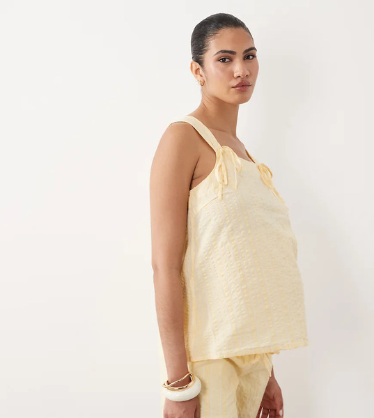  Mama.licious Mamalicious Maternity - Parte De Un Conjunto - Top Amarillo A Rayas Con Tirantes Anudados De Sirsaca 