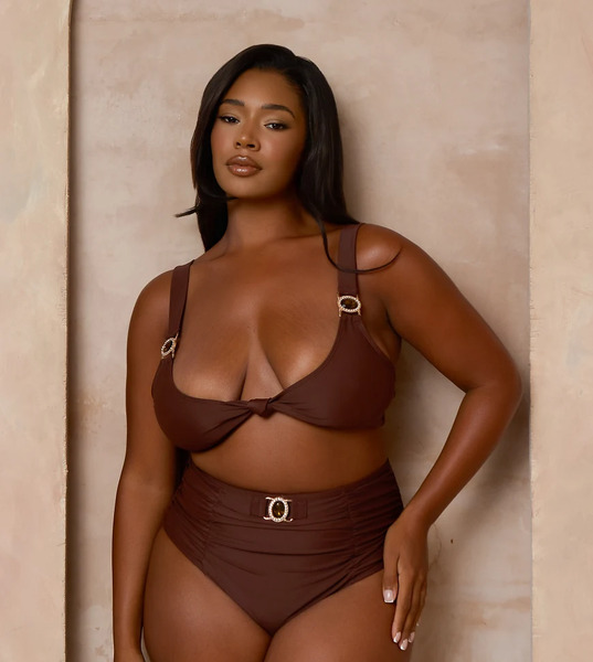  Moda Minx Curve Moda Minx Curve X Alessa Tyrrell-charles - Top De Bikini Marrón Café Con Detalle Anudado En La Parte Delantera Y Adorno De Pedrería 