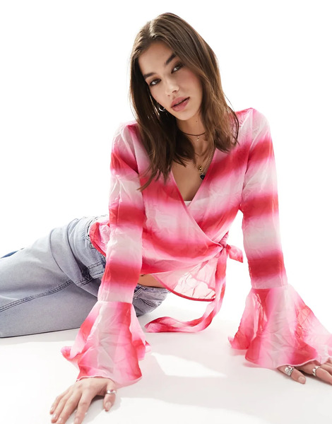  Monki Blusa Rosa Cruzada Y Anudada A La Cintura Con Estampado Degradado Y Puños Acampanados De Tejido Rugoso De Monki-multicolor 