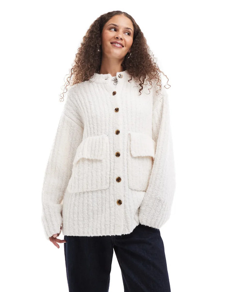 Monki Cárdigan Blanco Hueso Abotonado Con Cuello Alto Y Bolsillos Delanteros Con Solapas De Punto Grueso Acanalado De Monki 