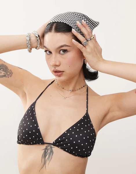 Monki Top De Bikini Negro Triangular Con Diseño Anudado Y Estampado De Lunares Blancos Mix & Match De Monki 