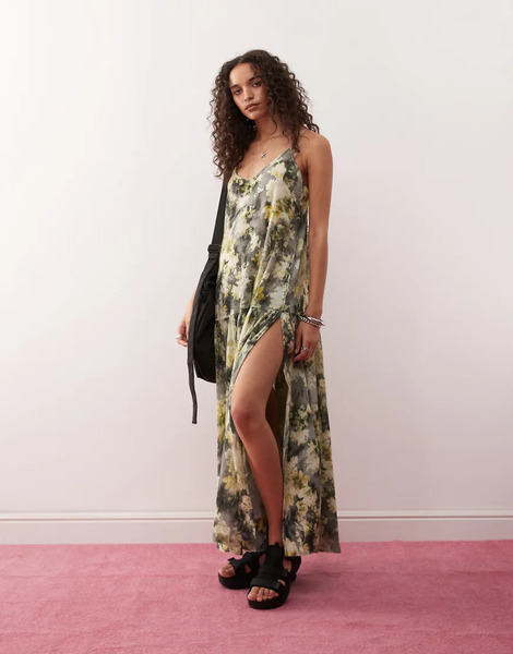  Monki Vestido Largo Gris Y Amarillo Escalonado Y Vaporoso Con Estampado Floral Y Espalda Baja Con Detalle De Lazada De Tejido Efecto Rugoso De Monki 