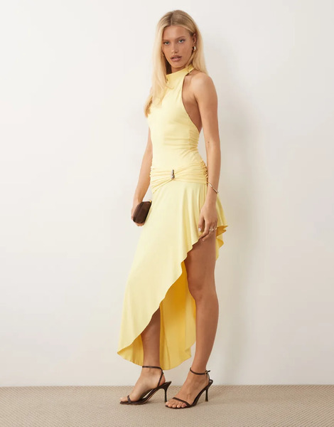  Murci Murci - Vestido Largo Amarillo Con Cuello Alto, Cintura Fruncida, Volantes Y Detalle De Herraje Dorado 