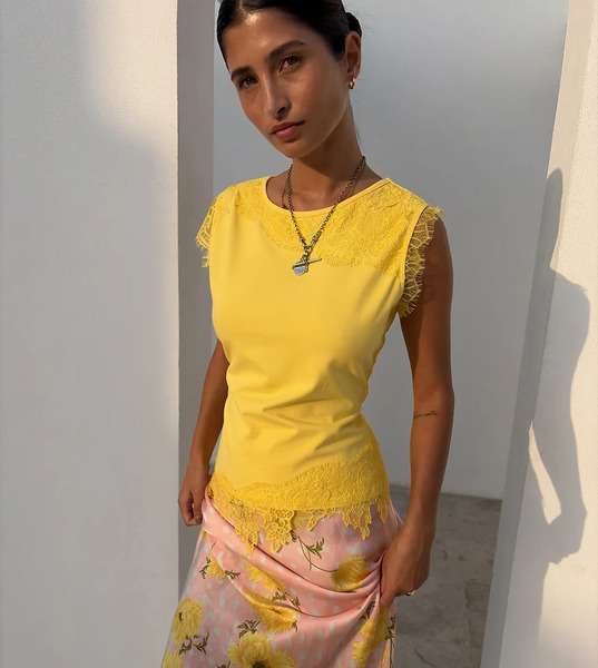  Never Fully Dressed Falda Midi Rosa De Satén Con Estampado De Lunares Y Flores Y Ribete De Encaje En El Bajo Maeva De Never Fully Dressed Petite 