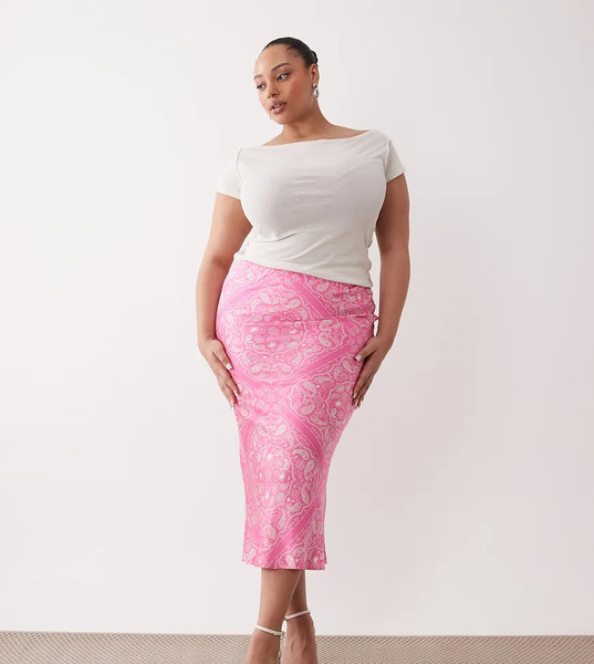  Never Fully Dressed Plus Falda Larga Rosa Con Estampado De Cachemir De Satén Dorris De Never Fully Dressed Curve (parte De Un Conjunto) 