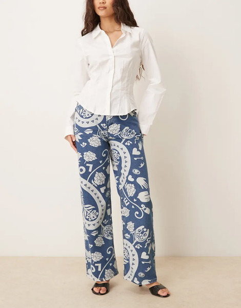  Never Fully Dressed Vaqueros Azules De Pernera Recta Con Diseño Estampado, Bolsillos Traseros Y Volantes Amara De Never Fully Dressed 
