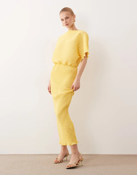  Never Fully Dressed Vestido Largo Amarillo Plisado Con Estampado De Lunares Metalizados Y Hombro Caído Tilly De Never Fully Dressed 