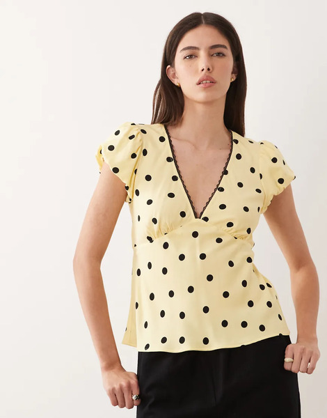  Nobody's Child Nobody's Child - Minnie - Top Amarillo Con Estampado De Lunares, Cuello De Pico Y Mangas De Casquillo 