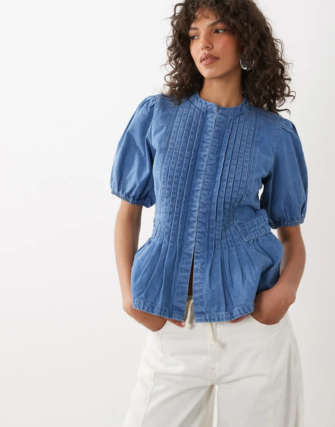 Nobody's Child Nobody's Child - Tillie - Top Vaquero Azul Con Cuello Redondo, Pliegues Delanteros, Corchetes Y Sobrefalda 