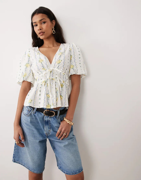  Nobody's Child Top Blanco Con Estampado Floral, Cuello De Pico, Mangas Abullonadas Y Detalle De Lazada Cordelia De Nobody's Child 