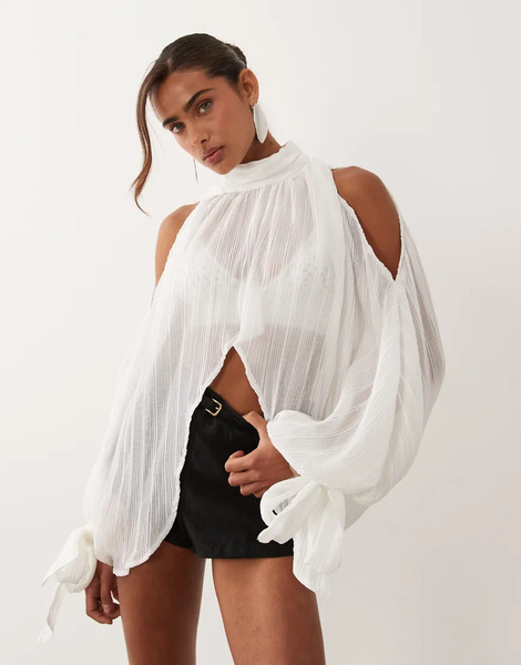  Noughts & Kisses Noughts & Kisses - Blusa Corta Blanca Plisada Con Cuello Alto, Mangas Estilo Capa Anchas Y Detalle De Lazada-blanco 