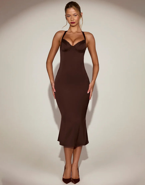  Oh Polly Vestido Semilargo Marrón Chocolate De Corte Sirena Con Cuello Halter Y Ribete De Encaje De Satén Elyra De Oh Polly-brown 