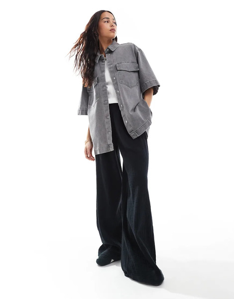  Only Camisa Vaquera Gris Extragrande De Manga Corta Con Detalle De Bolsillos En La Parte Delantera De Only 