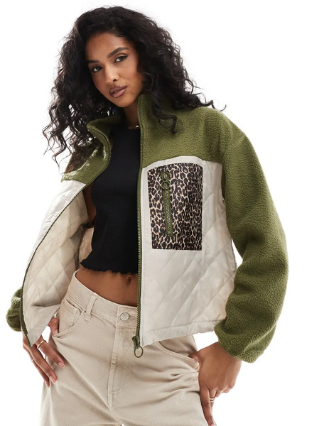  Only Chaqueta Polar Caqui Y Crema Con Bolsillo Con Estampado De Leopardo De Tejido Tipo Peluche De Only Curve-verde 