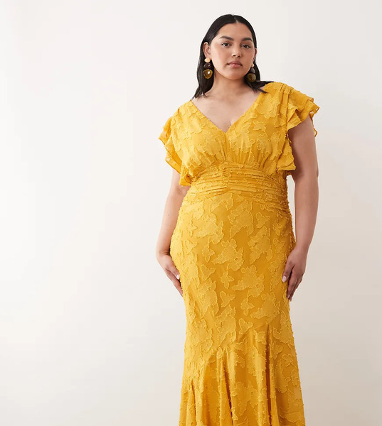  Pretty Lavish Curve Pretty Lavish Curve - Vestido Largo Amarillo Ocre Con Cuello De Pico Pronunciado, Volantes Y Detalle Colgante En Las Mangas De Jacquard 
