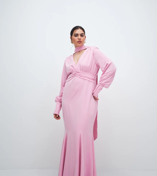  Pretty Lavish Curve Vestido Largo Rosa Con Cuello De Pico, Puños Anchos Y Detalle De Fular De Satén De Pretty Lavish Curve 
