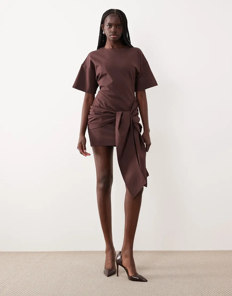  Pretty Lavish Vestido Corto Marrón Con Sisas Caídas Y Detalle Anudado Drapeado De Punto Liso Olivia De Pretty Lavish-brown 