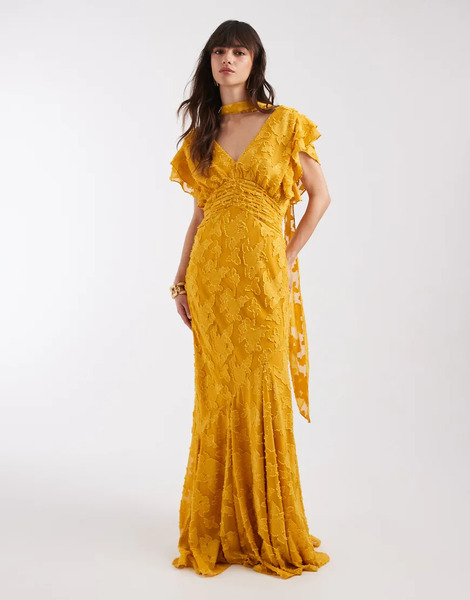  Pretty Lavish Vestido Largo Color Ocre Con Cuello De Pico, Volantes, Godets Y Patrón De Jacquard De Pretty Lavish-amarillo 