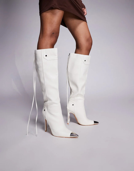  Public Desire Botas Por La Rodilla Blancas Con Tacón De Aguja Y Puntera Fina De Metal Finest De Public Desire-blanco 