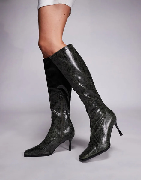  Public Desire Botas Por La Rodilla Gris Retro Efecto Craquelado De Tacón Con Puntera Cuadrada Scorpion De Public Desire 