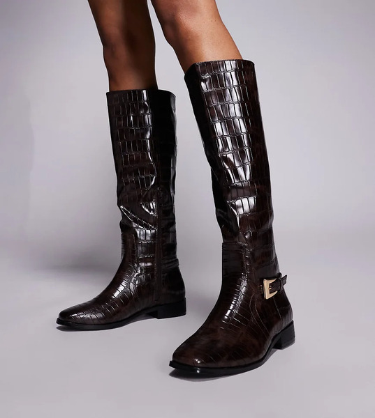  Public Desire Wide Fit Botas Por La Rodilla Marrón Efecto Piel De Cocodrilo Con Hebilla Mackie De Public Desire Wide Fit-brown 