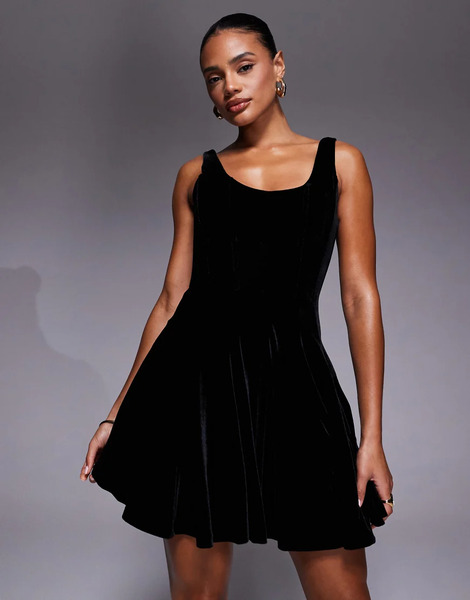  Rare Vestido Corto Negro Con Cuello Ancho Y Falda Plisada De Corte Skater De Terciopelo Premium De Rare London 