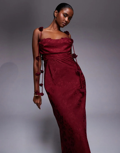  Rare Vestido Largo Burdeos De Jacquard Satinado Con Adornos Colgantes De Pétalos Y Detalle En El Pecho De Encaje De Rare London-rojo 
