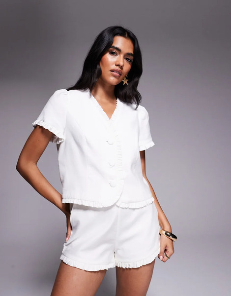  River Island Top Blanco Abotonado En La Parte Delantera Con Detalle De Volantes De River Island (parte De Un Conjunto) 