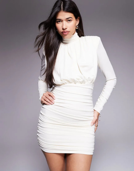  Ruched & Ready Vestido Corto Color Crema Con Diseño Moldeado, Cuello Alto, Hombreras Y Detalle Drapeado Hourglass De Ruched & Ready-blanco 