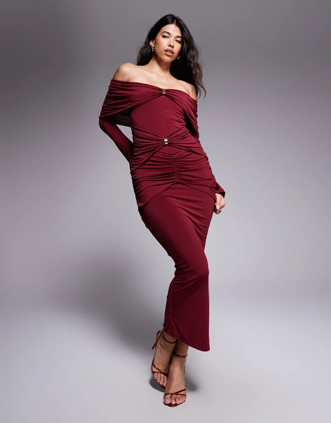  Ruched & Ready Vestido Largo Burdeos Ajustado Con Diseño Moldeado, Escote Bardot Y Detalle Fruncido Con Herrajes Dorados De Ruched & Ready-rojo 