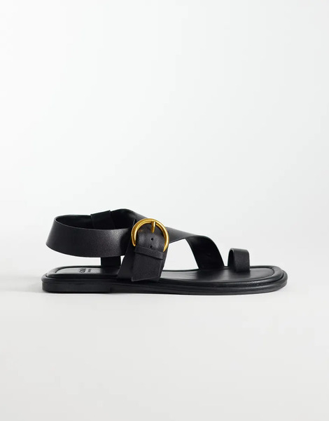  Schuh Sandalias Negras Con Tira Para El Dedo, Correa Al Tobillo Y Detalle De Hebilla De Cuero Tanvi De Schuh-negro 